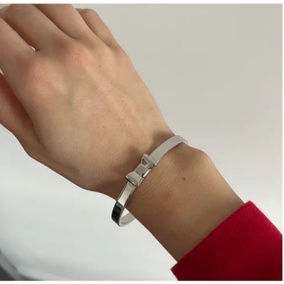 kate spade Take A Bow Silver bangle bracelet nwot - Picture 3 of 4